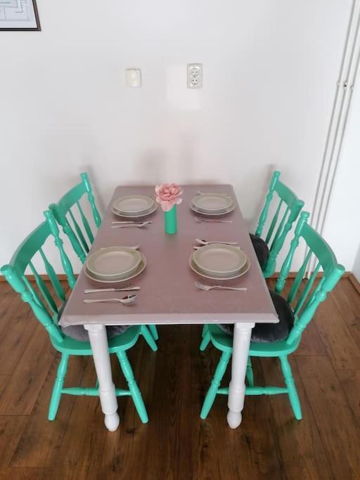 ססבטה Cozy 1-Bdrm Apt In Dubec, Ideal For Work Or Study מראה חיצוני תמונה
