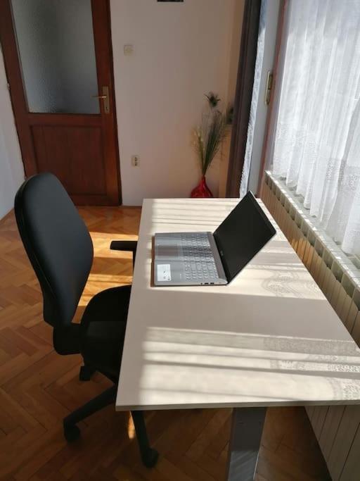 ססבטה Cozy 1-Bdrm Apt In Dubec, Ideal For Work Or Study מראה חיצוני תמונה