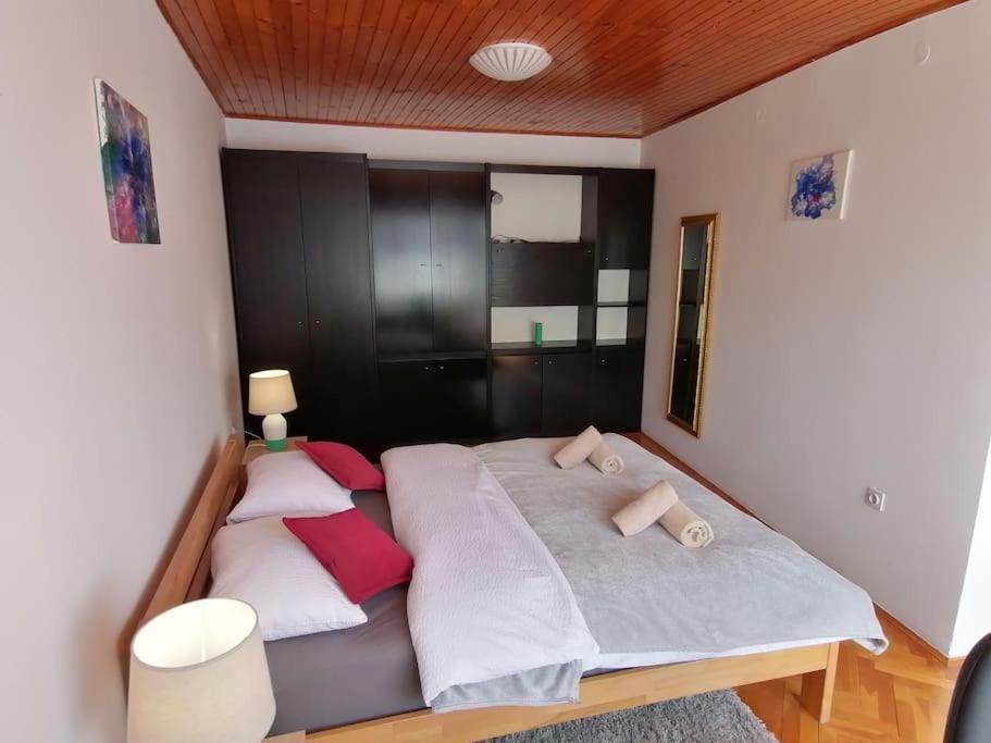 ססבטה Cozy 1-Bdrm Apt In Dubec, Ideal For Work Or Study מראה חיצוני תמונה